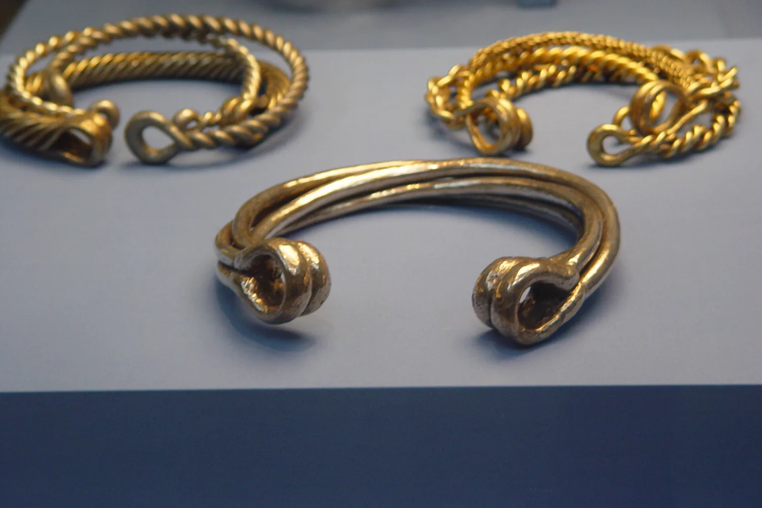 Bracelets et torques d'inspiration celtique